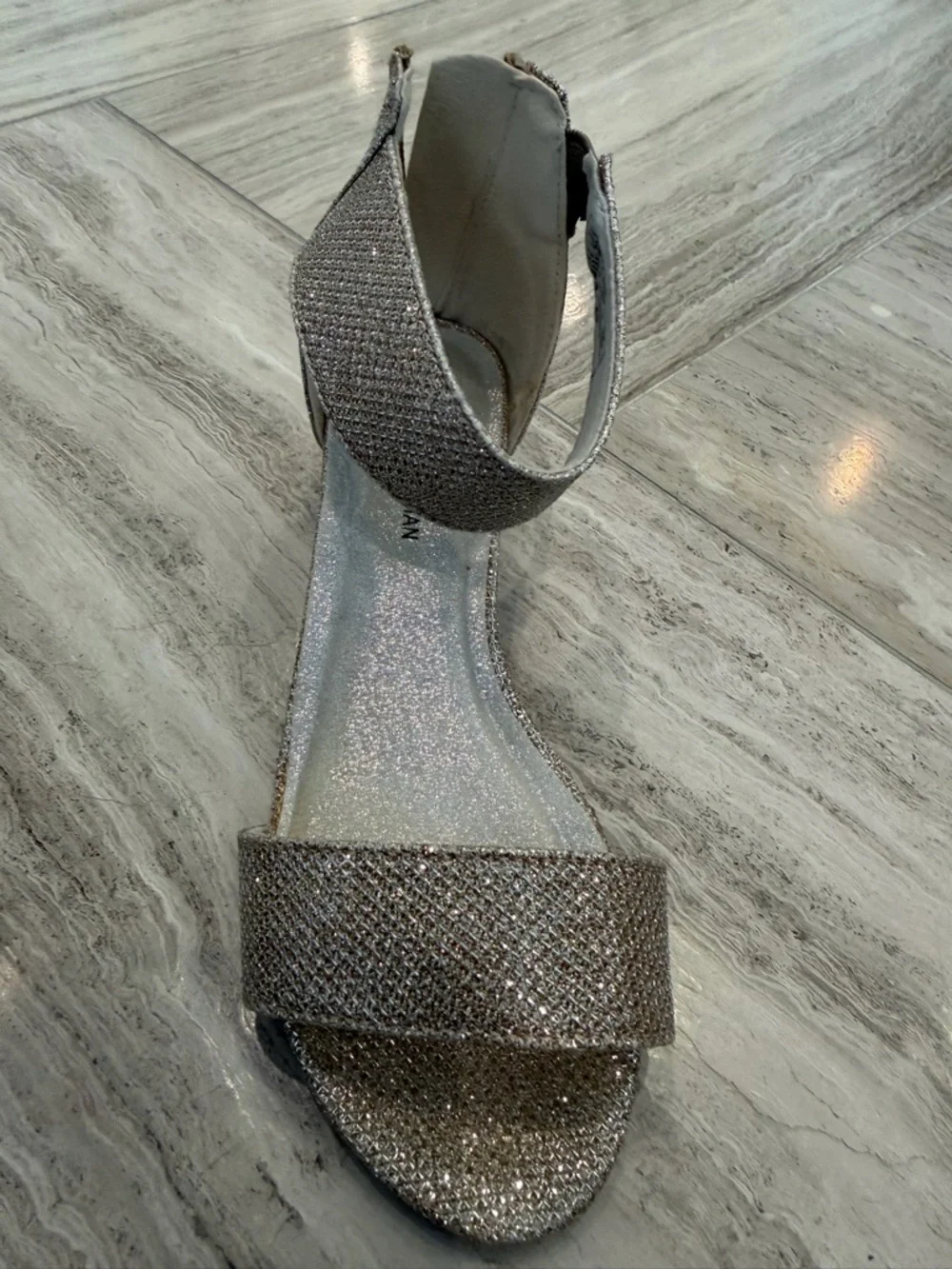 Girls Stuart Weitzman “Verna Alexa” Glitter Ankle-Strap Dress Shoes Size 1